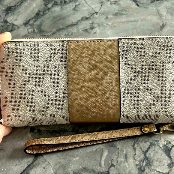 Michael Kors Wallet - Picture 2 of 5